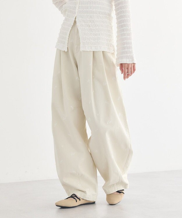 earth music&ecology 【綿100】フラワー刺繍ツイルカーブパンツ エクリュ