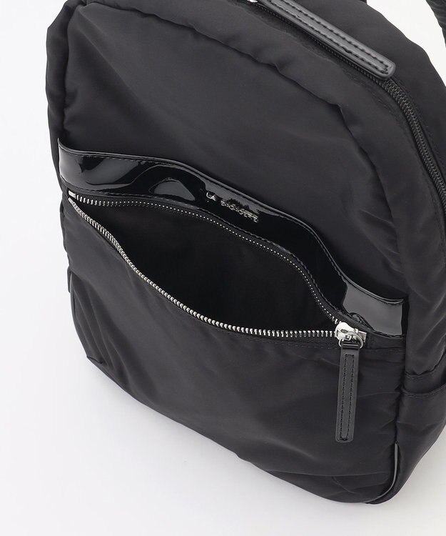 LA BAGAGERIE エナメルアクセントリュックサック ブラック