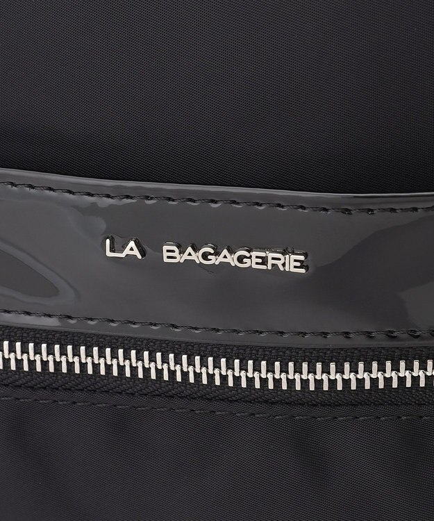 LA BAGAGERIE エナメルアクセントリュックサック ブラック