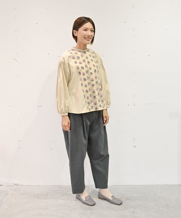 muuc 〈遠州織物の工場で織られた上質なコットン生地〉あじさい小花柄刺繍切り替え ボリューム袖 プルオーバーブラウス ベージュ