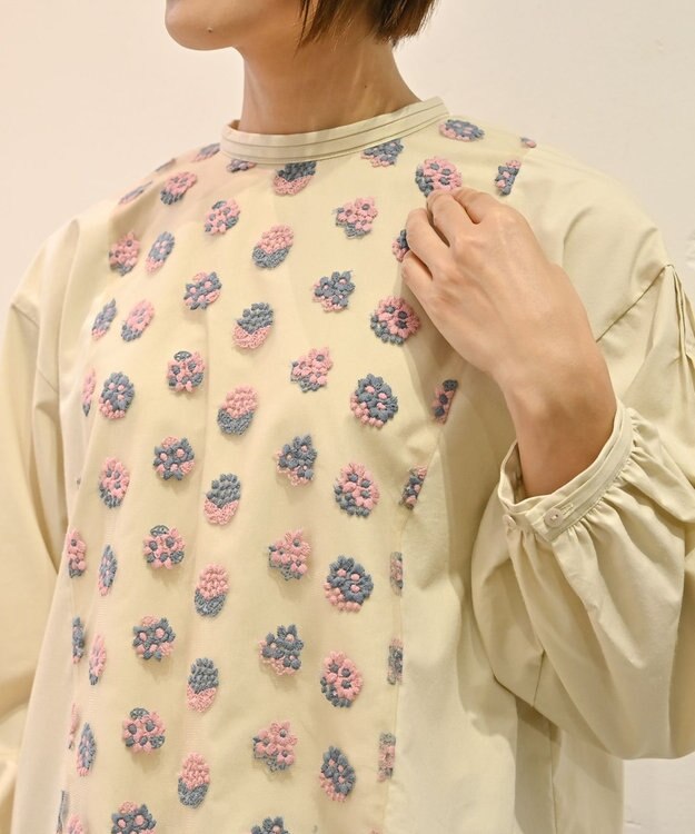 muuc 〈遠州織物の工場で織られた上質なコットン生地〉あじさい小花柄刺繍切り替え ボリューム袖 プルオーバーブラウス ベージュ