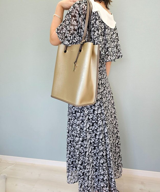 style code 【MERCURYDUO/マーキュリーデュオ】メタルアイレット　縦長トートバッグ 推し活ラージバッグ 縦長ショルダーバッグ ゴールド