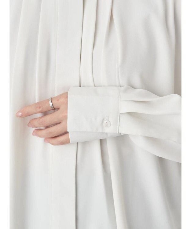 earth music&ecology ノーカラーフロントタックブラウス Off White