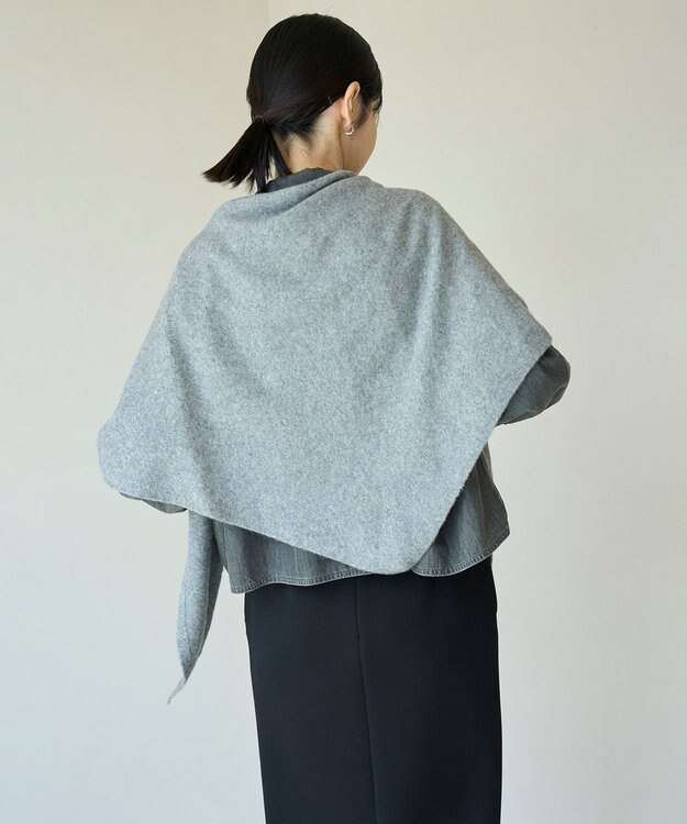 UNFILO 【WEB/一部店舗限定】ふわふわニット 三角ストール グレー