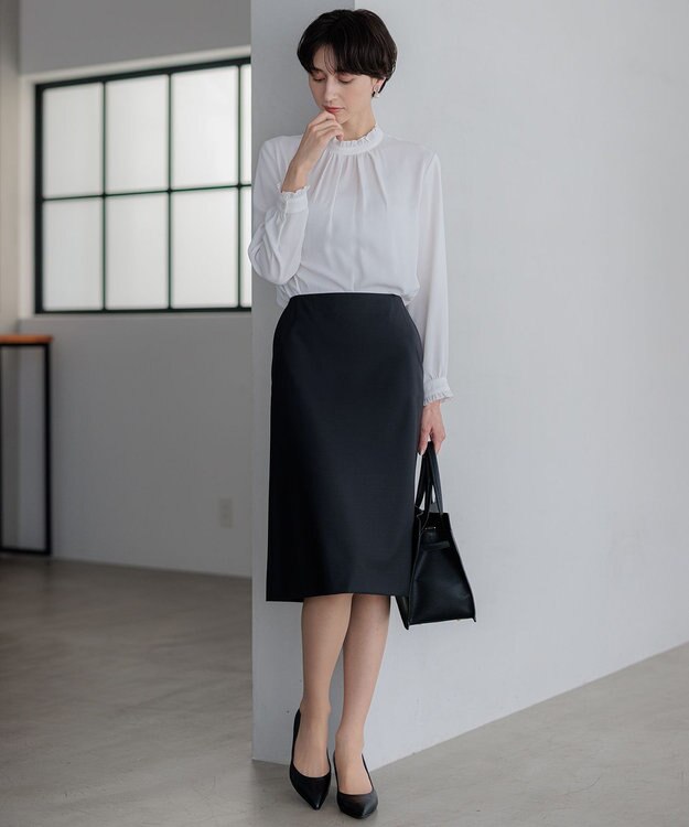 23区 S 【吸水速乾/UVケア/防シワ性】バックサテンアムンゼン スタンドフリル ブラウス ホワイト系