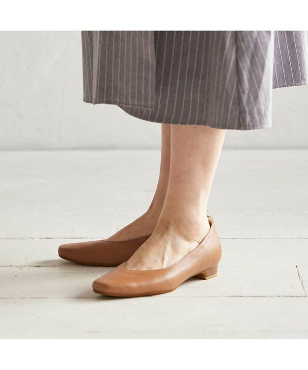 ing <ing>スクエアトゥVカットパンプス ベージュ