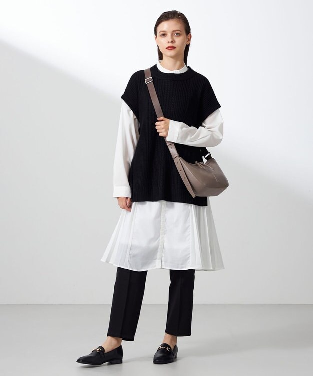 Y'SACCS ハーフムーンボディショルダーバッグ グレージュ