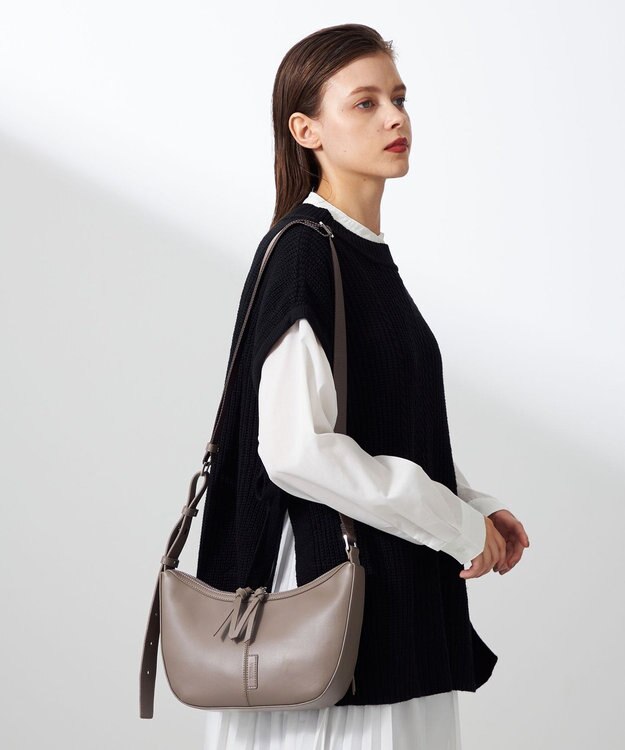 Y'SACCS ハーフムーンボディショルダーバッグ グレージュ