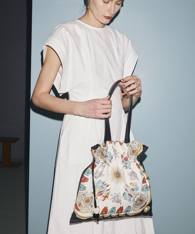 TOPKAPI 【TREASURE TOPKAPI】マイルドサテン スカーフ柄 巾着 トート バッグ ブラック