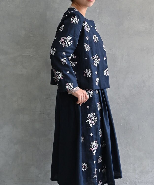 muuc 〈コットン×リネン〉〈高品質なドライタッチ生地〉〈遠州織物の工場で織られた上質なコットン生地〉野小花刺繍 ノーカラージャケット ネイビー