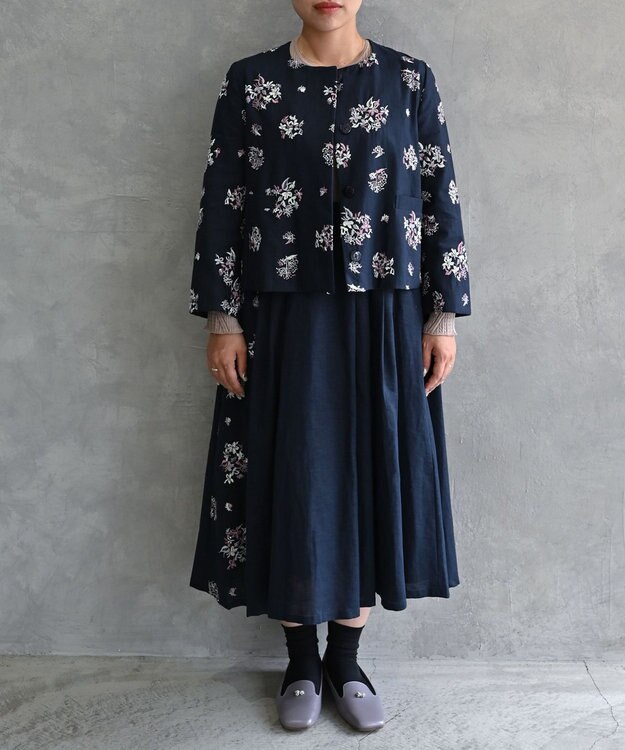 muuc 〈コットン×リネン〉〈高品質なドライタッチ生地〉〈遠州織物の工場で織られた上質なコットン生地〉野小花刺繍 ノーカラージャケット ネイビー