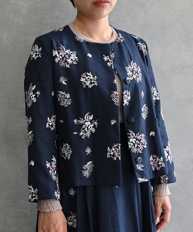 muuc 〈コットン×リネン〉〈高品質なドライタッチ生地〉〈遠州織物の工場で織られた上質なコットン生地〉野小花刺繍 ノーカラージャケット ネイビー