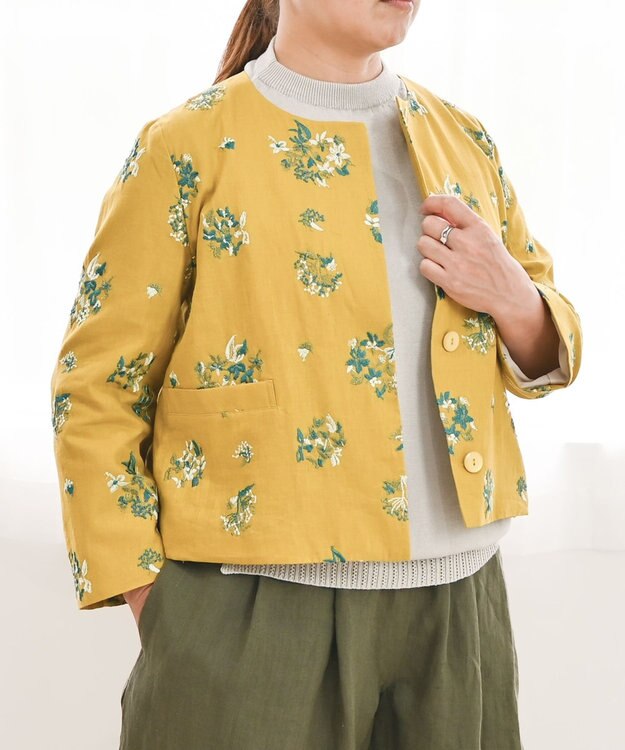 muuc 〈コットン×リネン〉〈高品質なドライタッチ生地〉〈遠州織物の工場で織られた上質なコットン生地〉野小花刺繍 ノーカラージャケット イエロー