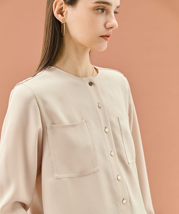 BEIGE， 【WEB限定・洗える】CLARION / ゴールド釦クルーネックブラウス Beige