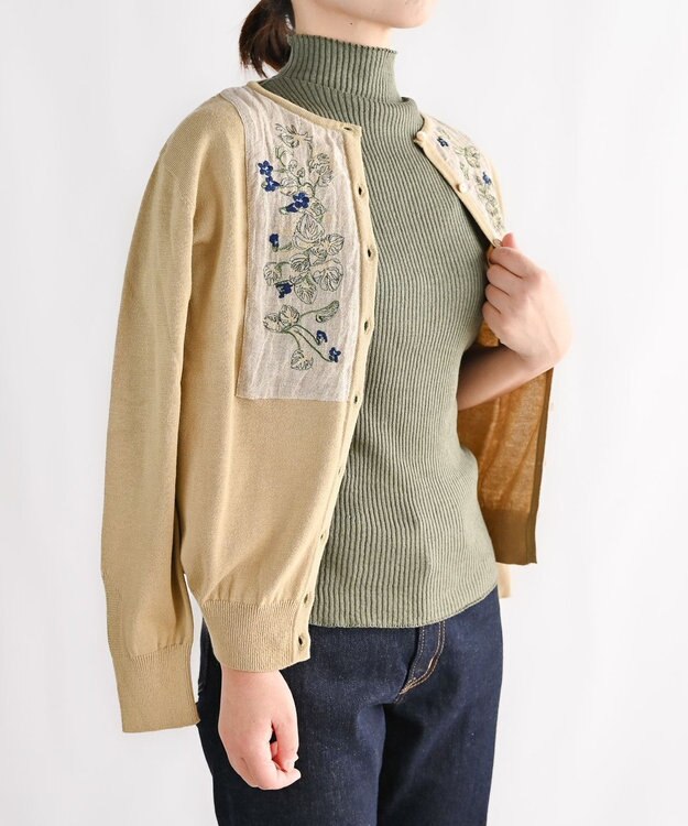 muuc 〈細番手の高級綿糸コットンコーマ糸〉〈洗練された繊維だけを残した滑らかな肌触り〉スミレ押し花刺繍のカーディガン ベージュ