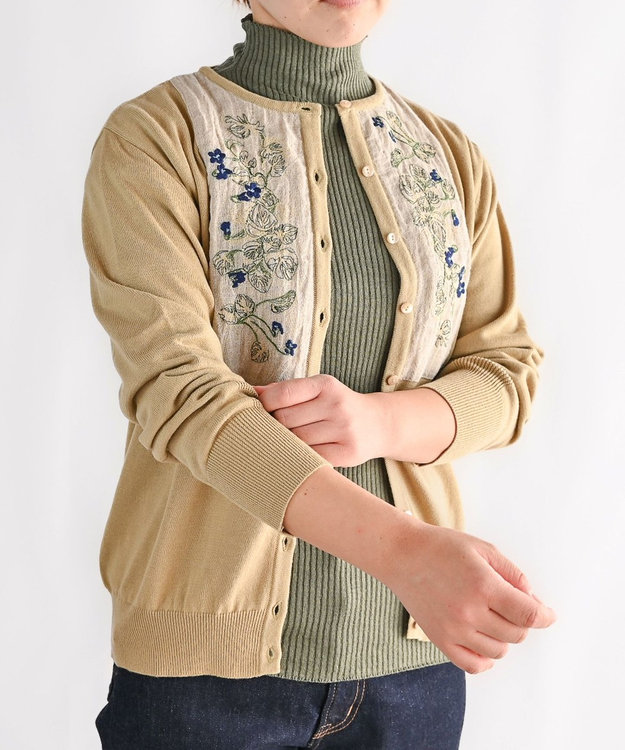 muuc 〈細番手の高級綿糸コットンコーマ糸〉〈洗練された繊維だけを残した滑らかな肌触り〉スミレ押し花刺繍のカーディガン ベージュ