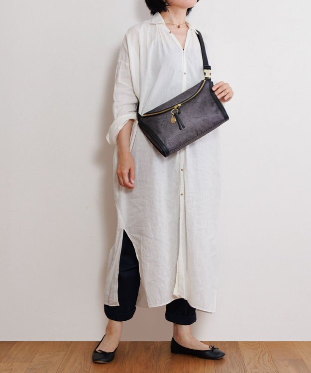 ACE BAGS & LUGGAGE HAyU × ace.  ユッカ ショルダーバッグ 17835 チャコール（ネコヘッド柄）