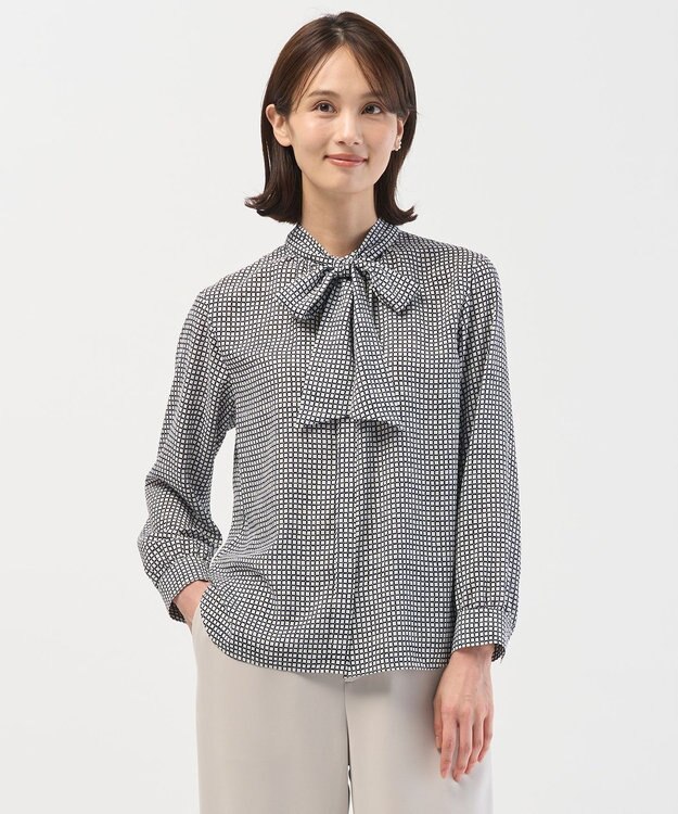 J.PRESS LADIES L ジーナ梨地 幾何プリント ブラウス ホワイト×ネイビー系