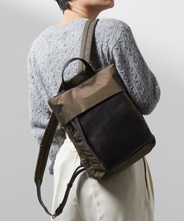 Y'SACCS リサイクルナイロン×カウレザー ラップリュック　Sサイズ カーキ