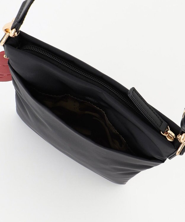 LA BAGAGERIE 【LA BAGAGERIE×HELLO KITTY】リボンチャーム付き　スクエアポシェット ブラック