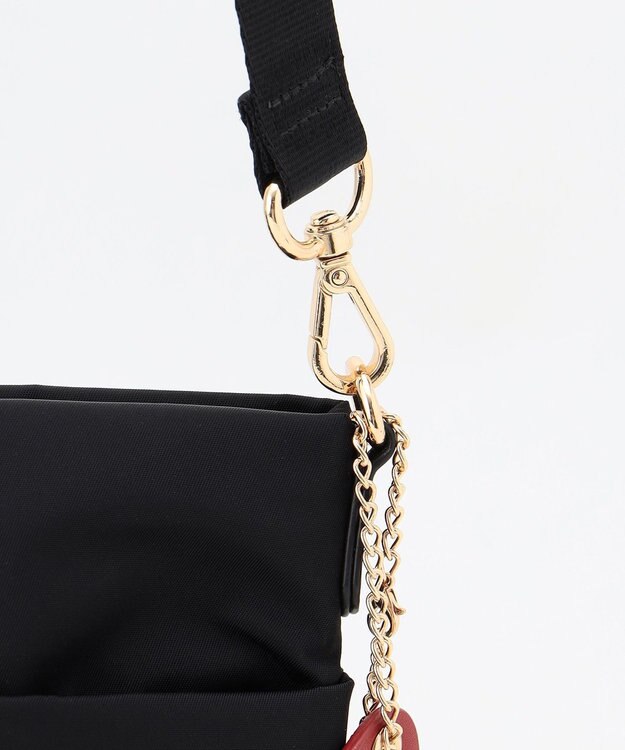 LA BAGAGERIE 【LA BAGAGERIE×HELLO KITTY】リボンチャーム付き　スクエアポシェット ブラック