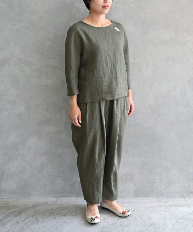 muuc 〈高品質ベルギーリネン〉〈オンオフ着られる〉花刺繍モチーフ付きリネンプルオーバー グリーン