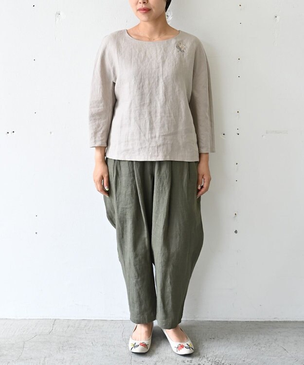 muuc 〈高品質ベルギーリネン〉〈オンオフ着られる〉花刺繍モチーフ付きリネンプルオーバー グレーベージュ