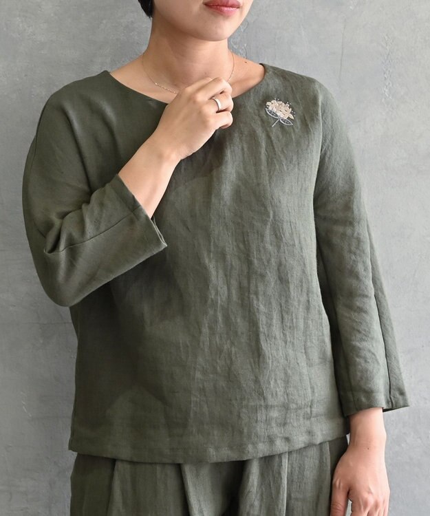 muuc 〈高品質ベルギーリネン〉〈オンオフ着られる〉花刺繍モチーフ付きリネンプルオーバー グリーン