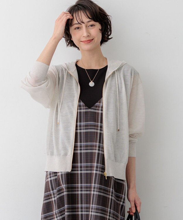 23区 【先行予約】シャイニーシアーニット ジップアップ パーカー アイボリー系