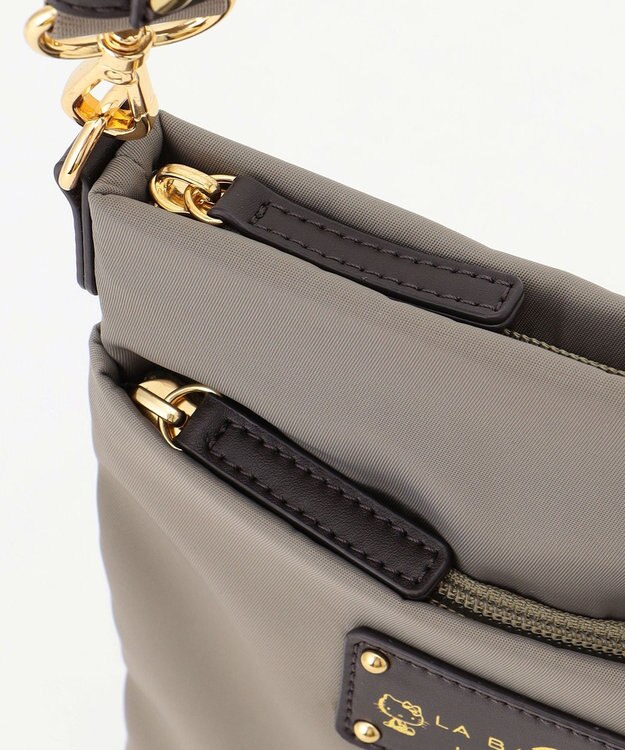 LA BAGAGERIE 【LA BAGAGERIE×HELLO KITTY】リボンチャーム付き　スクエアポシェット グレージュ