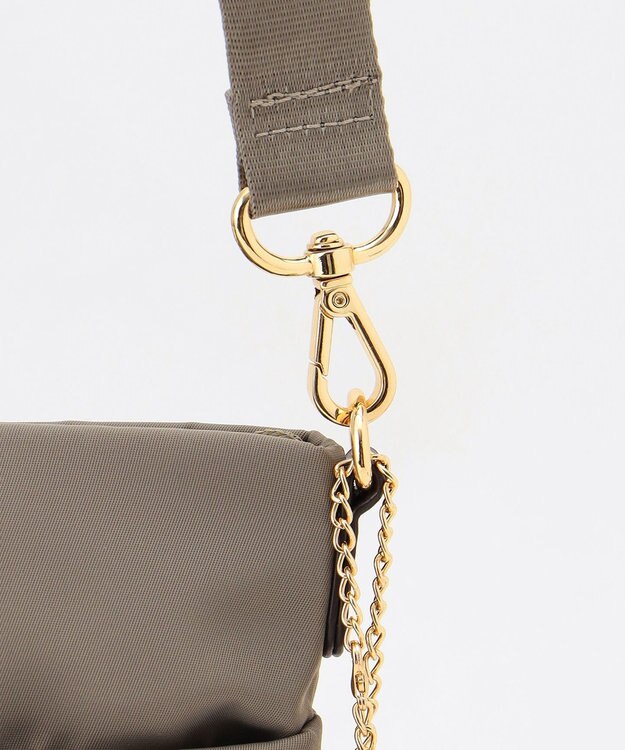 LA BAGAGERIE 【LA BAGAGERIE×HELLO KITTY】リボンチャーム付き　スクエアポシェット グレージュ