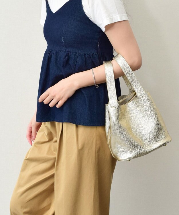 INTER-CHAUSSURES 【ANDREA CARDONE】メタリックレザーバケットバッグ ゴールド