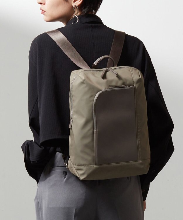 Y'SACCS ナイロン×リサイクルレザー　コンビマルチリュック グレージュ