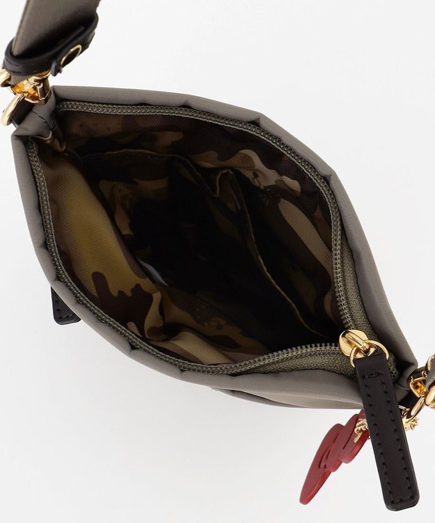 LA BAGAGERIE 【LA BAGAGERIE×HELLO KITTY】リボンチャーム付き　スクエアポシェット グレージュ