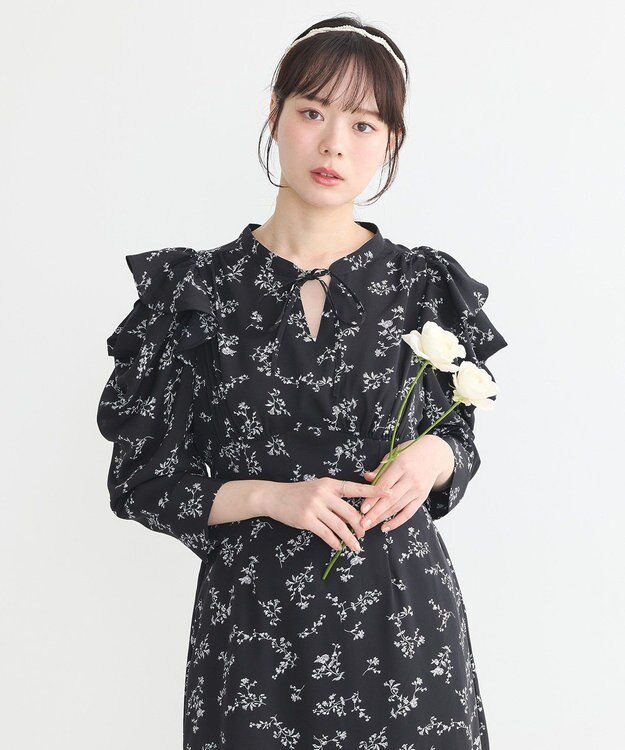 earth music&ecology ラッフルショルダーフラワーワンピース Black