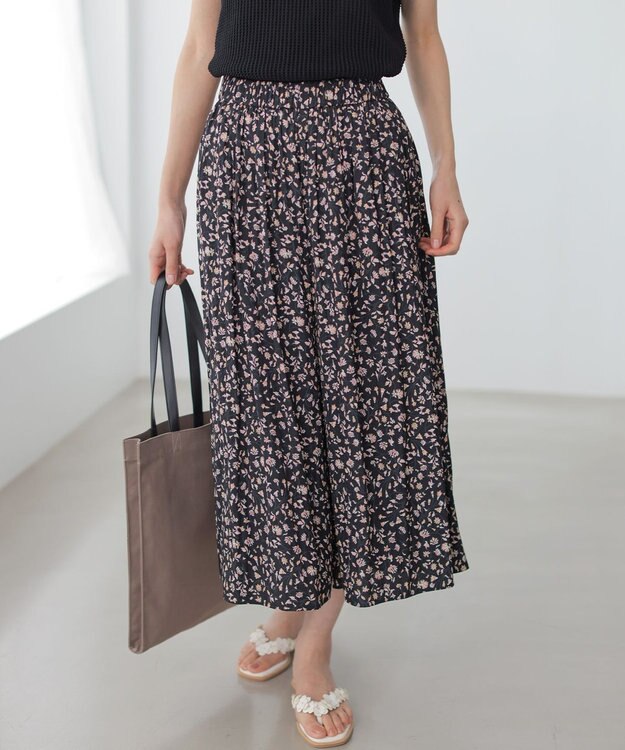 組曲 L ギャザーライトデシン パンツ ブラック×ピンクフラワー系