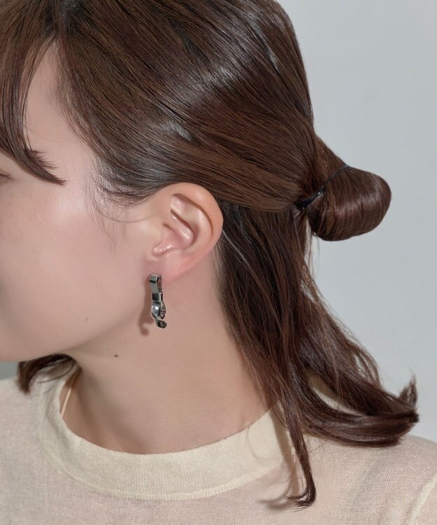 Phoebe ニュアンスリボンピアス　シルバー シルバー