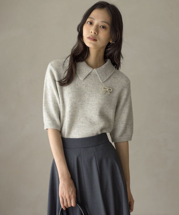 組曲 【加藤ローサさん着用 / 襟取り外し可】スパンコールヤーン 5分袖ニット ライトグレー系