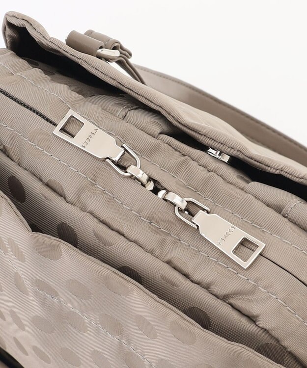 Y'SACCS ドットジャガードポーチ付きリュックサック ライトグレー