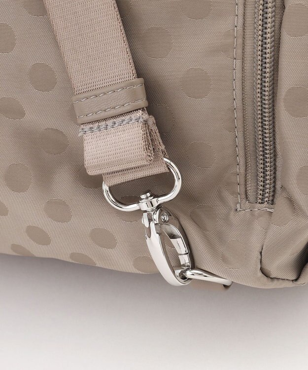 Y'SACCS ドットジャガードポーチ付きリュックサック ライトグレー