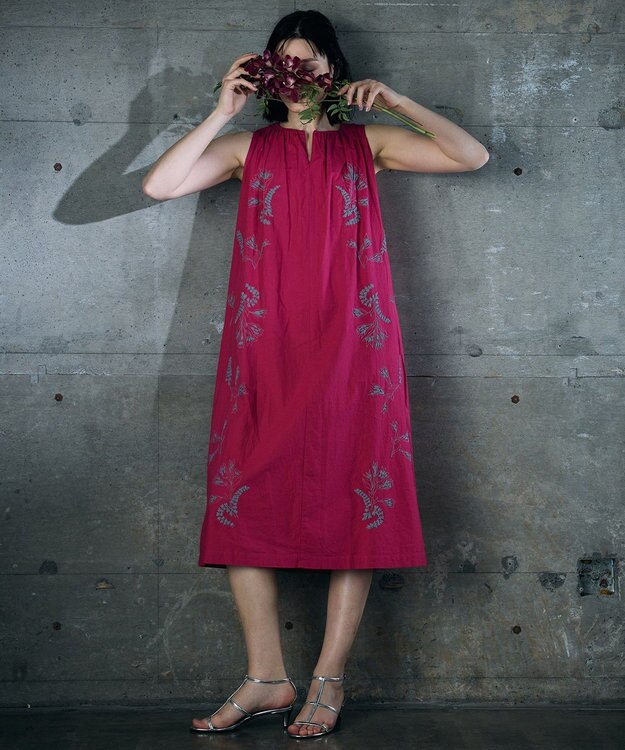 自由区 【カトリエムブーケ】Broderie a motifs floraux 刺繍サックワンピース ピンク×グレー