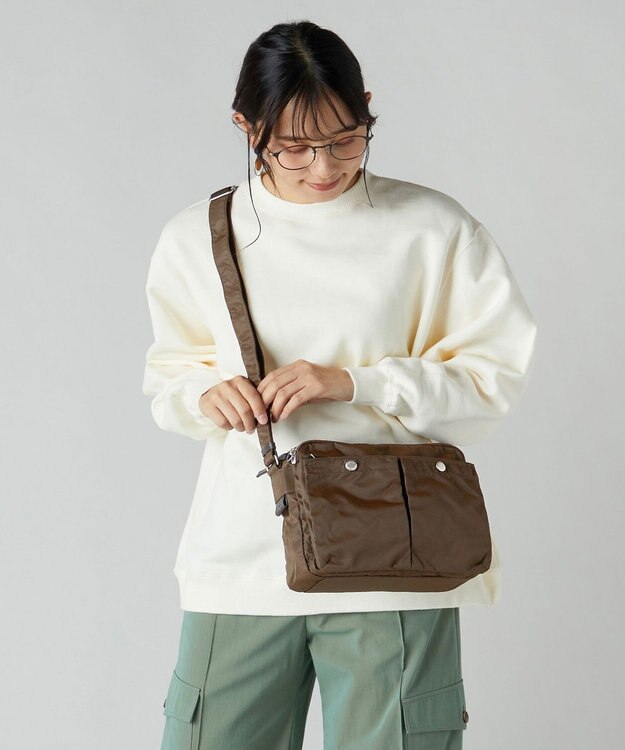 Y'SACCS ダブルホックポケットショルダー チョコ