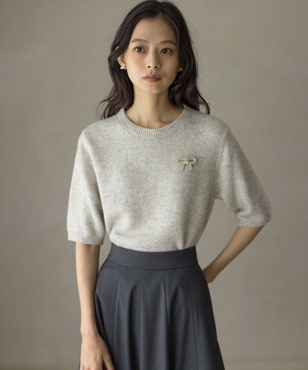 組曲 【加藤ローサさん着用 / 襟取り外し可】スパンコールヤーン 5分袖ニット ライトグレー系