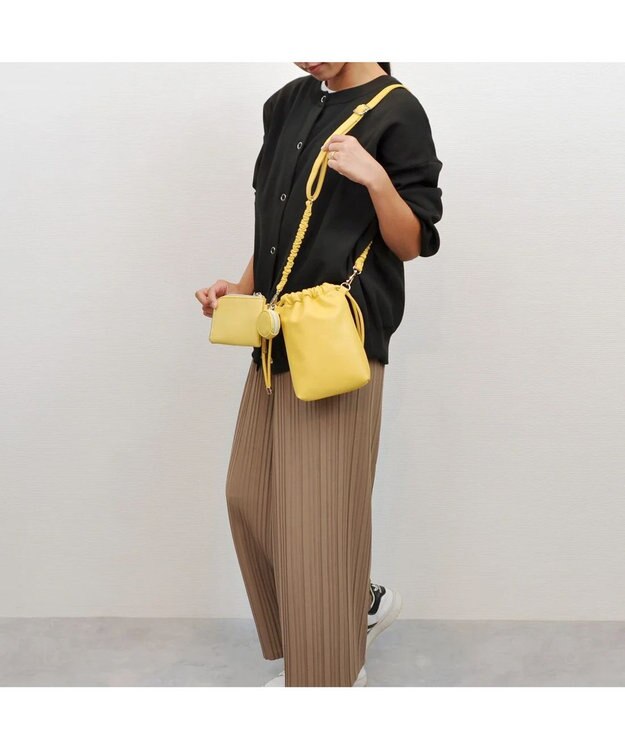 UNBILLION cachecache バンジーコード巾着スマホショルダー イエロー