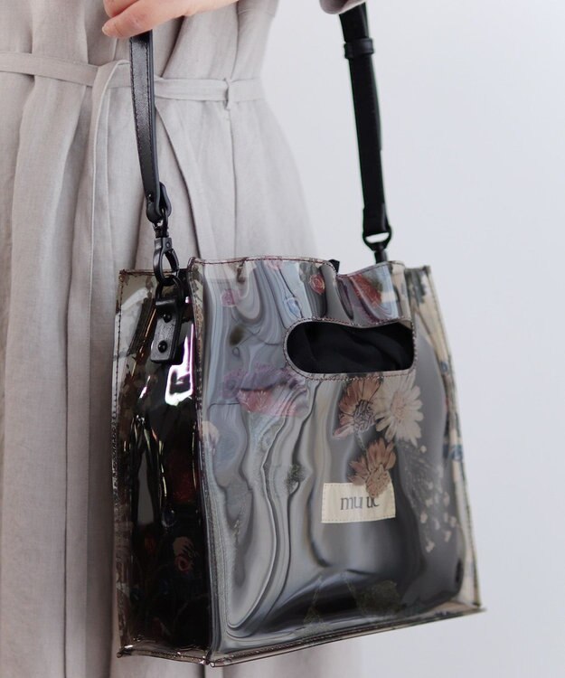 muuc 〈2WAY〉色糸花刺繍模様 ビニール生地 牛革ショルダー紐付き スクエアバッグ ブラック