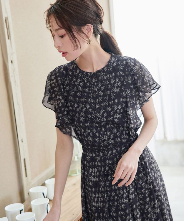 Tiaclasse 【小倉優子さん着用・洗える】フレアスリーブ柄ワンピース ネイビー