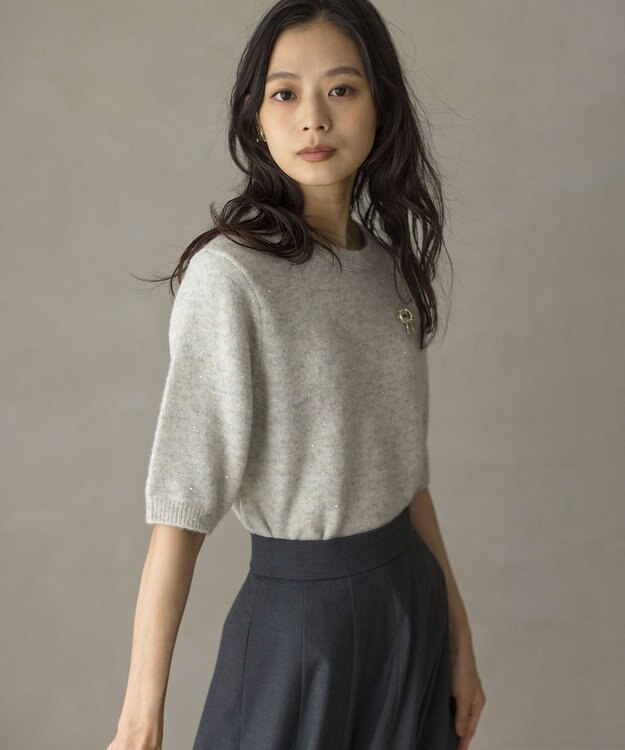 組曲 【加藤ローサさん着用 / 襟取り外し可】スパンコールヤーン 5分袖ニット ライトグレー系