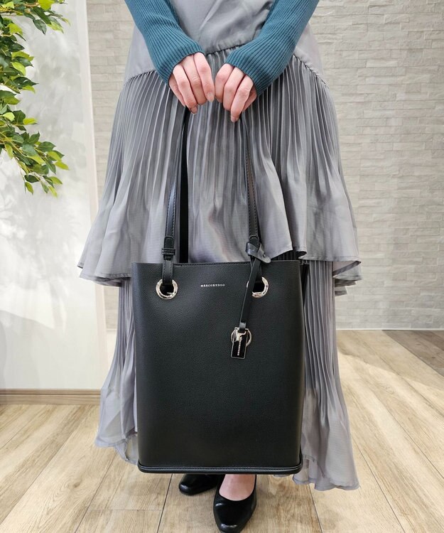 style code 【MERCURYDUO/マーキュリーデュオ】メタルアイレット　縦長トートバッグ 推し活ラージバッグ 縦長ショルダーバッグ ブラック
