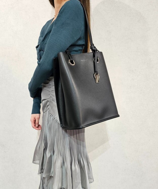 style code 【MERCURYDUO/マーキュリーデュオ】メタルアイレット　縦長トートバッグ 推し活ラージバッグ 縦長ショルダーバッグ ブラック