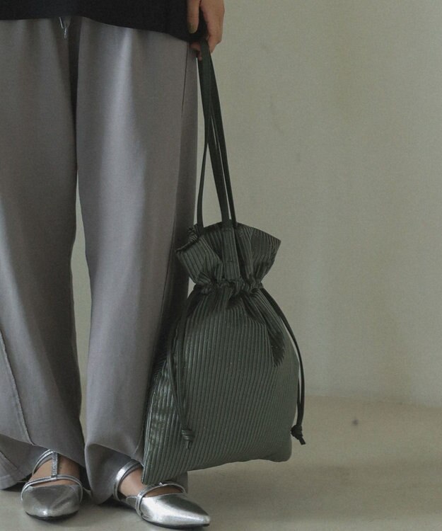 Green Parks ａｎｄｍｉｋｋａ．ラメベロアプリーツ巾着バッグ Black
